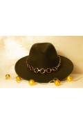 Sombrero con cadena de eslabones dorada
